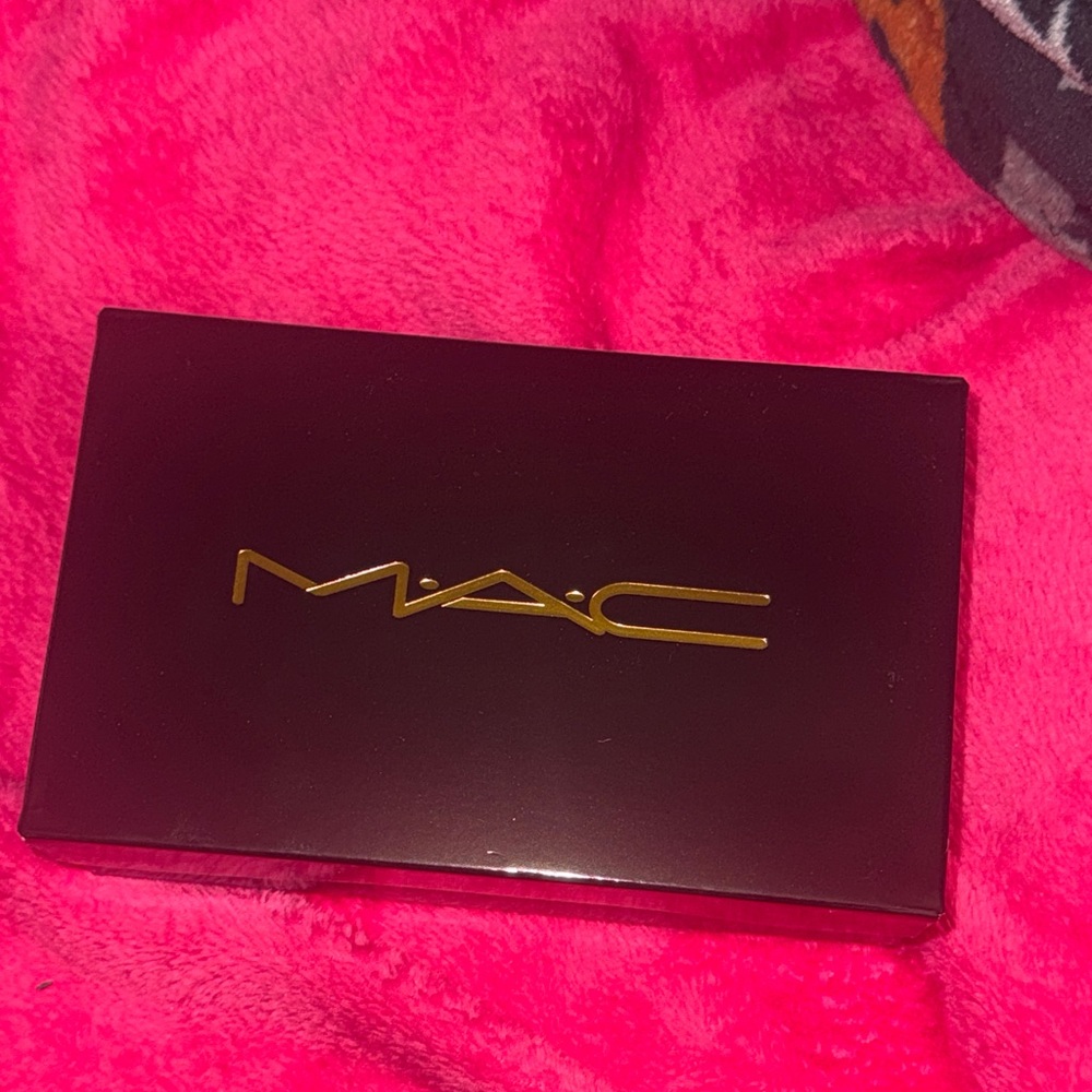 MAC gift box